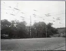 Ledningsupphängning vid Tegelbacken. Korsningen mellan järnväg och spårvagn. Kontaktledningar. På sträckan mellan Stockholm Central och Riddarholmen.