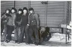 I 40graders kyla måste man vara bra påpälsad, som här i januari 1945 i Täng. Från vänster Olle Söderström, Lindberg, P Ericsson, Helsing, Kjellberg.