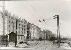 Vy från Stockholms Central. Elektrifieringsförsöken 1905 -1907. Motorvagnen till höger i bild kan vara försöksmotorvagnen 1391 (Statens Järnvägar SJ Co5 1391) eller försöksmotorvagnen 1393 (Statens Järnvägar SJ Co5 1393). Motorvagnen i fråga har strömavtagare av Oerlikon typ uppfälld för underifrån avtagning av elström (underkontakt).