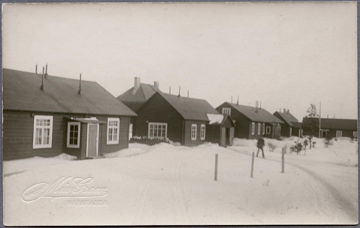 Baracker intill järnvägsstation.