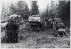 Finska flyktingar i Haparanda, hösten 1944. Kärror med resgods.