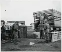 Bild tagen i samband med evakueringen av finska flyktingar i Kuttainen, hösten 1944. Lastning, lossning.