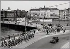 Statens Järnvägar SJ driftvärn, Karlshamns division, går vaktparaden längs Slottskajen vid Strömsbron. Grand Hotel i bakgrunden.