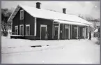 Jämshög station. Hållplats anlagd 1886. Station utmed den så kallade Holjebanan, från Holje till Sandbäck. 
Bilden tagen då sista tåget gick 1950-12-31.