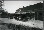 4 stycken Daimler-Benz utanför bussgarage.