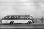 Statens Järnvägar, SJ buss 1102-T på Västerbron med Stockholms Stadshus i bakgrunden.