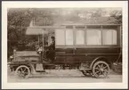 Buss av äldre modell som gick mellan Tanums station och Grebbestad 1911-1915. Premiärturen gick den 22 juni 1911 och kostade 1 krona.