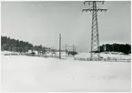 Kraftledningar vid planerat verkstadsområde.