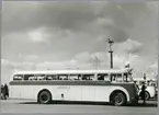 Statens Järnvägar, SJ buss 1887 på Hamntorget i Helsingborg med Sjöfartsmonumentet i bakgrunden.