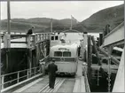 Statens Järnvägar, SJ buss 1877 kör ombord på Kvalöyfärjan.