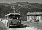Statens Järnvägar, SJ buss 1877 vid gammalt hus efter vägen mellan Tromsø och Vollan.
