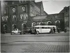 Aerotransports bussar utanför Malmö C år 1934. Bussarna går mellan Malmö C - Flyghamnen - Ångfärjan.