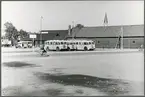 Arvika busstation med kyrktornet i bakgrunden.