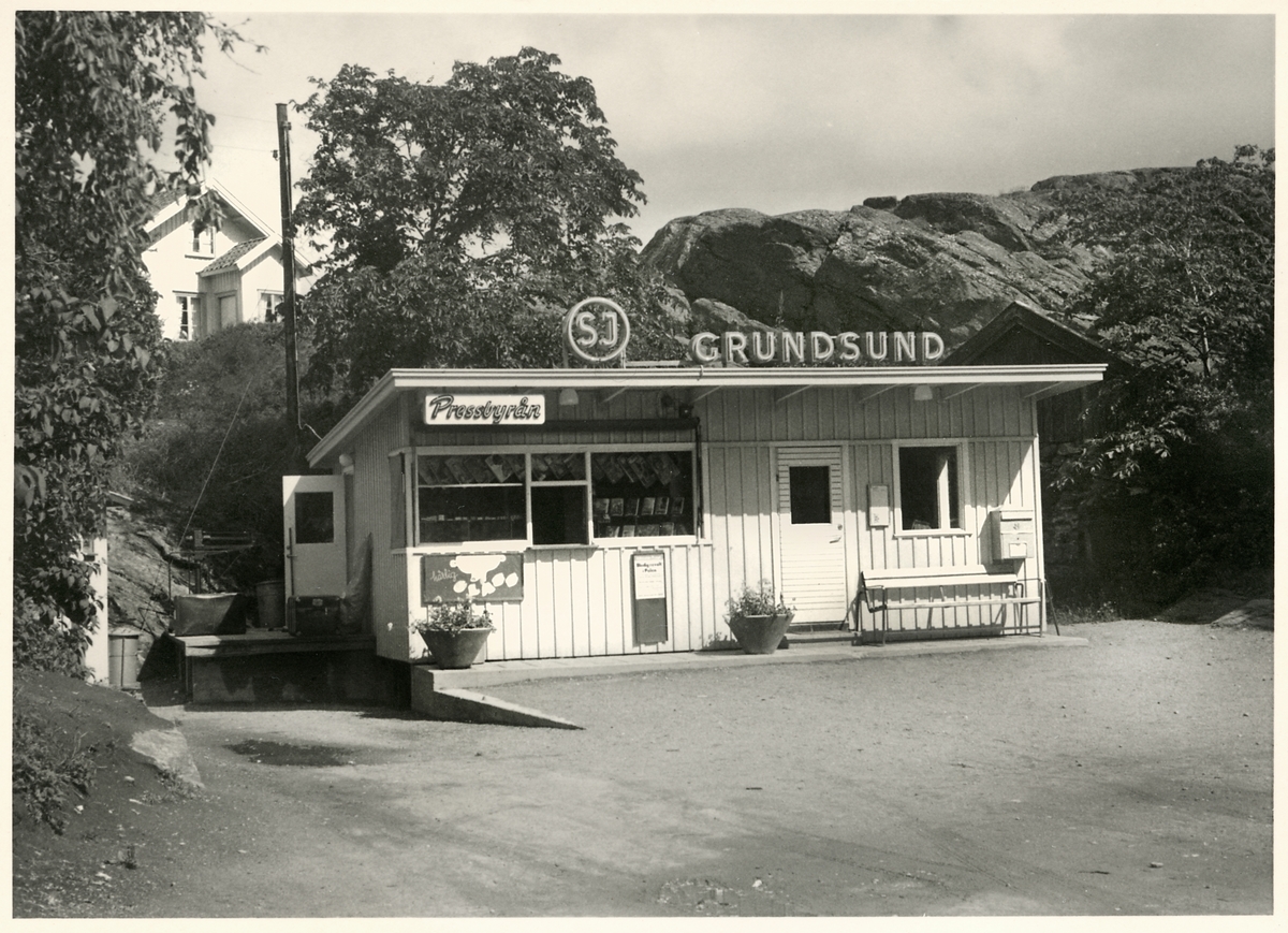 Statens Järnvägar, SJ hållplats och pressbyråkiosk i Grundsund.