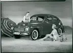 Reklambild från järnvägsmuseiutställning. Volvo PV 444, registreringsnummer  A12345.