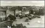 Fordon från 1910-1920 talet parkerade framför Halmstad station.