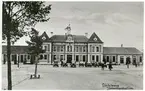 Personbilar från 1910-1920 talet parkerade framför stationshuset i Linköping.