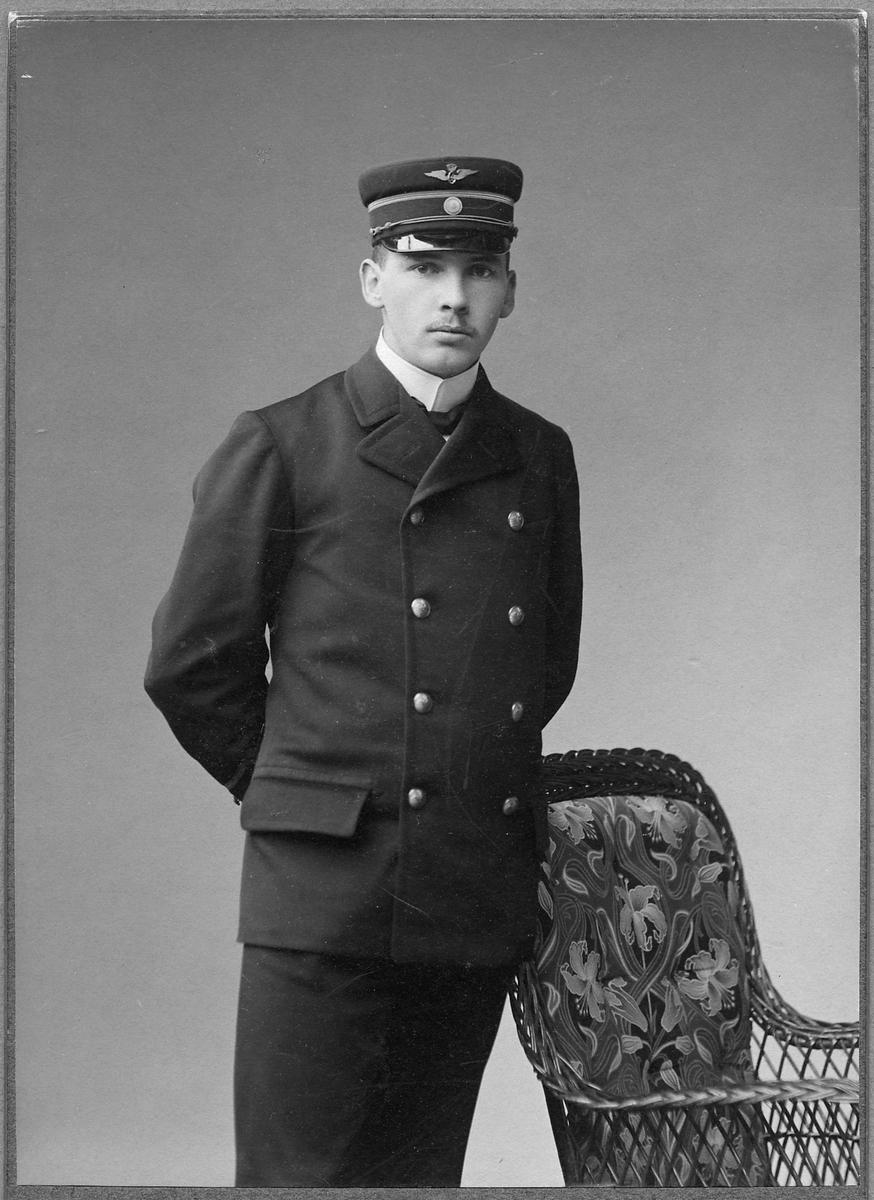 Porträtt av stationsskrivare Ludv. Claeson.

Text på baksida: "Till majoren och Riddaren Välborne Herr C. Adelsköld vördsamt och tillgifvast från Ludv, Claeson", "stationsskrifvare"