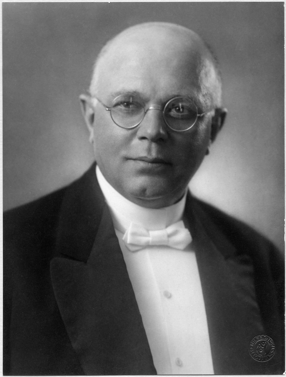Förste bangingenjör Hugo Tornborg. Baningenjör vid Halmstad - Nässjö Järnvägar, HNJ 1915-1938 samt förste baningenjör vid samma bolag 1938-1943.