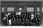 Gruppfoto på personalen med stationsinspektoren Wiberg.