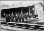 Växellag vid Liljeholmens station 1898. Från vänster: 1. Karl Oskar Bredin, Stationskarl 2. Nordgren, Stationskarl 3. Per Andersson, Stationskarl 4. Albert Oskar Valgren, Stationskarl 5. Johan Gustaf Nordström, Stationskarl 6. Erik Axel Bjursten, Stationskarl 7. Axel Teodor Ekholm, Stationskarl 8. Johan Emil Johansson Vidén 9. Törner, Stationskarl 10. Ek, Stationskarl 11. Karl Johan Pettersson, Stationkarlsförman