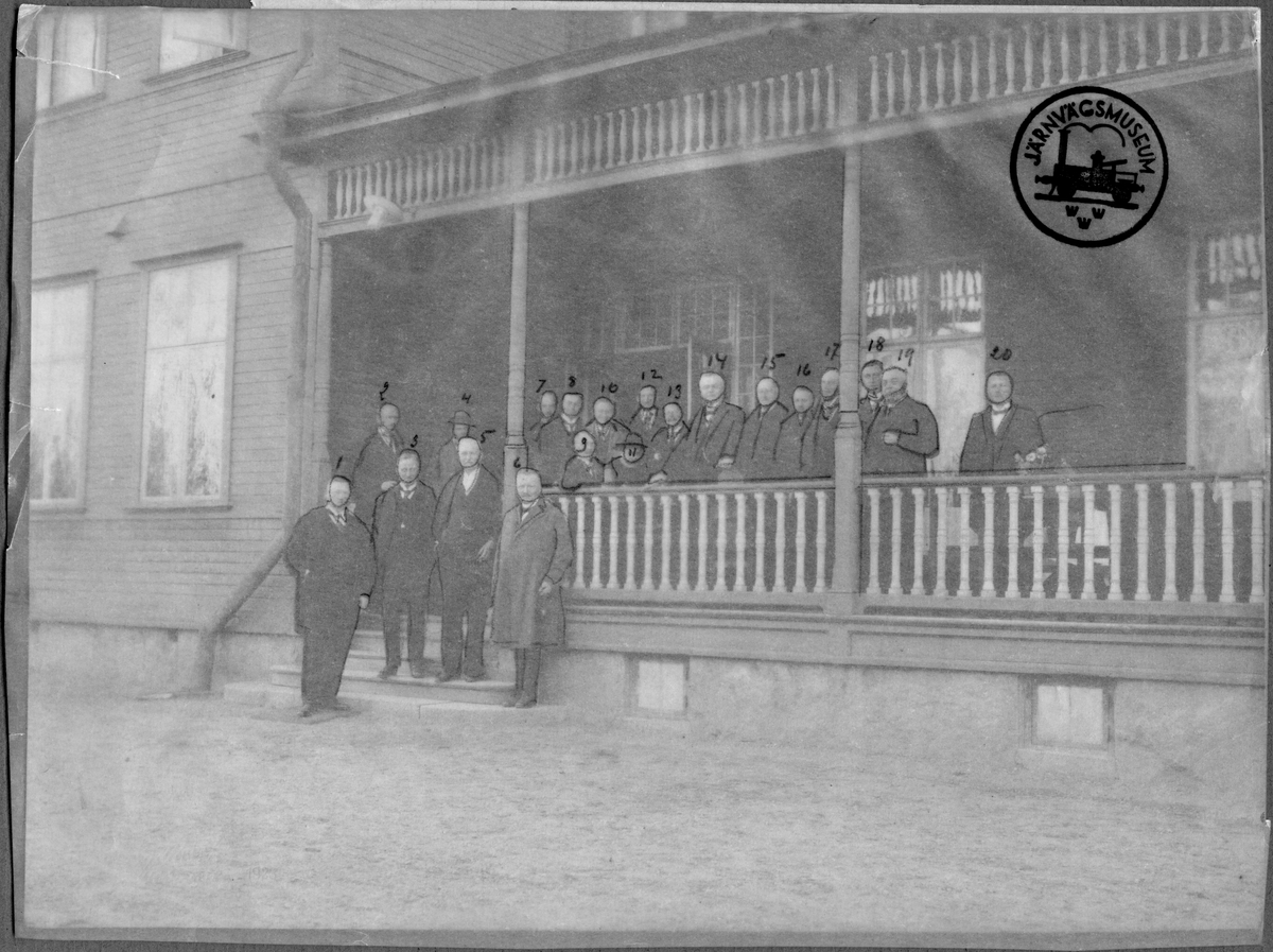 Malmbanans elektrifiering. Besiktningsresa Svartön - Riksgränsen - Narvik. Högre tjänstemän fotograferade framför hotell Kirunavaara.