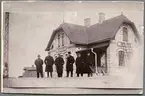 Gruppfoto utanför stationshuset i Gärds-Köpinge.