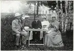 Porträtt från Kungsgårdens järnvägsstation, Till vänster Stationsinspektor Viktor Hedin och i mitten Stationsinspektor Wilhelm Helin.