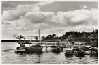 Hamn i Oxelösund med travers i bakgrunden.