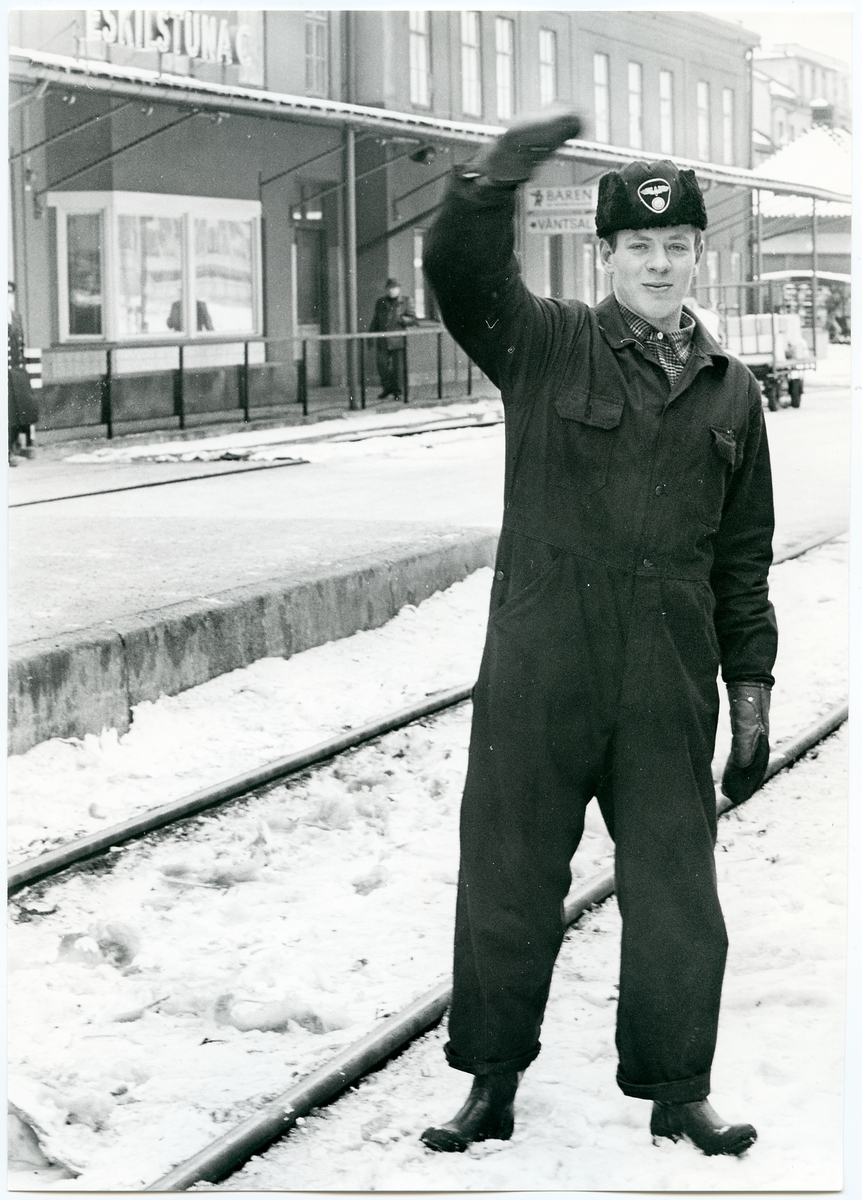 Personal signalerar "back" vid Eskilstuna central.