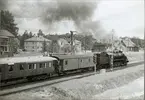 Svenska Järnvägsklubbens tåg draget av Trafikaktiebolaget Grängesberg - Oxelösunds Järnvägar, TGOJ M3t 71, gör uppehåll under resan.