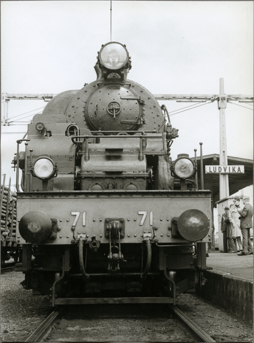 Tåget, med Trafikaktiebolaget Grängesberg - Oxelösunds Järnvägar, TGOJ M3t 71 i täten, gör uppehåll på Ludvika station.