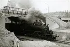 Trafikaktiebolaget Grängesberg - Oxelösunds Järnvägar, TGOJ M3t 71 passerar under viadukt.