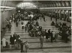 Resenärer inne på Stockholms Centralstation 1962.