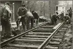 Arbete med att byta räls på linjen mellan Eskilstuna och Nybybruk 1960.