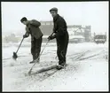 Arbete med att frigöra spåret från snö vid Grängesbergs malmbangård.