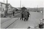 Män utanför stationshuset i Jönköping.