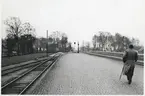 Järnvägstjänsteman på inspektion vid Hässleholm station.