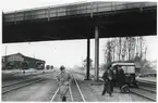 Järnvägstjänstemän på inspektion vid Hässleholm station.