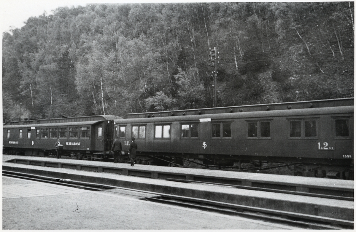 Statens järnvägar, SJ Ao1b 1339 och Restaurangvagn SJ ABo3a 2702. Här vid Båstad Södra järnvägsstation.