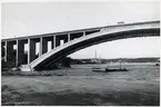 Byggnation av Tranebergsbron. Bron sträcker sig över Tranebergssundet mellan Kungsholmen och Traneberg.