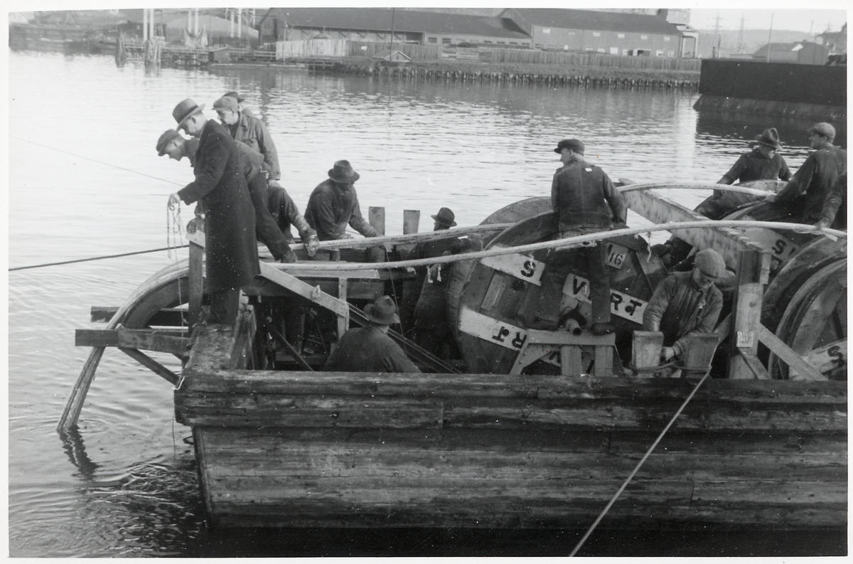 Kabelläggning från båt vid Marieholmsbron.