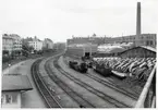 Sundbyberg Norra, hållplats och bangård. Till vänster syns Sieverts Kabelverk.