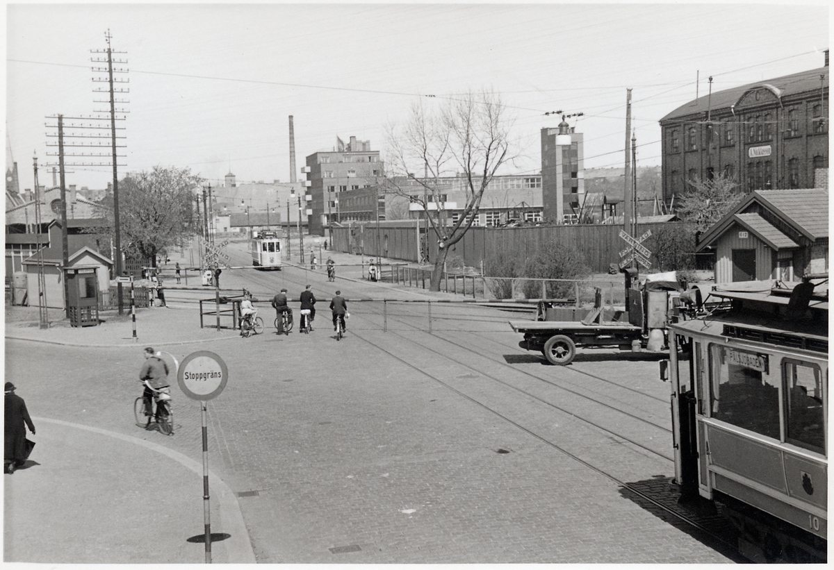 Järnvägsövergång i Helsingborgs stadsmiljö. Hälsingborgs Stads Spårvägar, HSS A2 10.