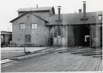 Bangårdsområde med lokstallet i Söderhamn.