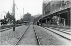 Bangården vid Stadsgården i riktning mot Västra Stadsgårdshamnen. I bakgrunden syns magasinsbyggnaden Maggan uppförd 1873.