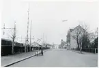 Spåret som korsar gatan går till Trelleborg Övre. Huset vid godsvagnarna är Trelleborgs första stationshus från 1875.