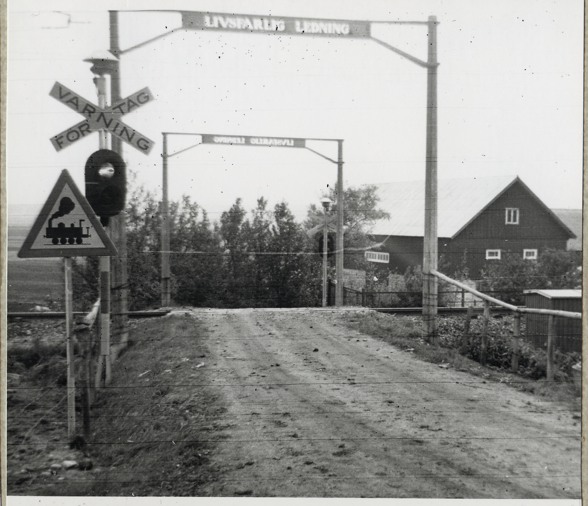 Järnvägsövergång vid Elestorps gård på linjen mellan Genevad och Veinge.