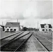 Järnvägsövergång vid Klasaröd station. De mekaniska bommarna ersattes 1960 med automatiska fällbommar.