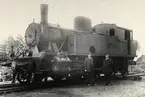 Loket SWB Y 76, med lokeldare J. Ed. Söderberg t. v. och lokförare Ljungberg t. h.
11/10 1919.